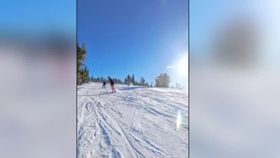 VIDEO Doi tineri s-au întâlnit cu ursul chiar pe pârtie! Din fericire, evenimentul nu a avut un sfârșit tragic